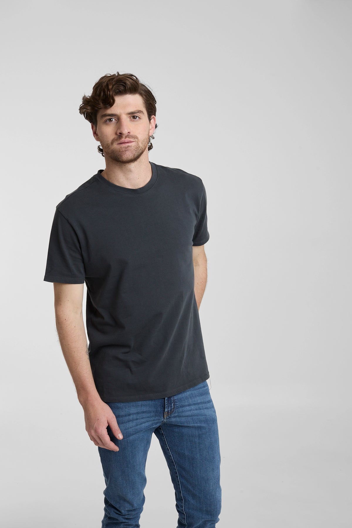Camiseta Basica Gris Oscuro gris — camiseta básica sostenible unisex hecha en Colombia, detalle | Cíclico