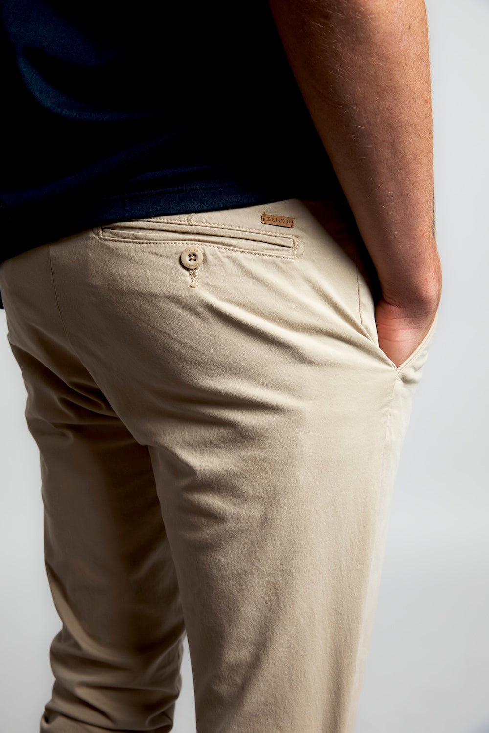 Pantalón de hombre color khaki Slim fit algodón y spandex