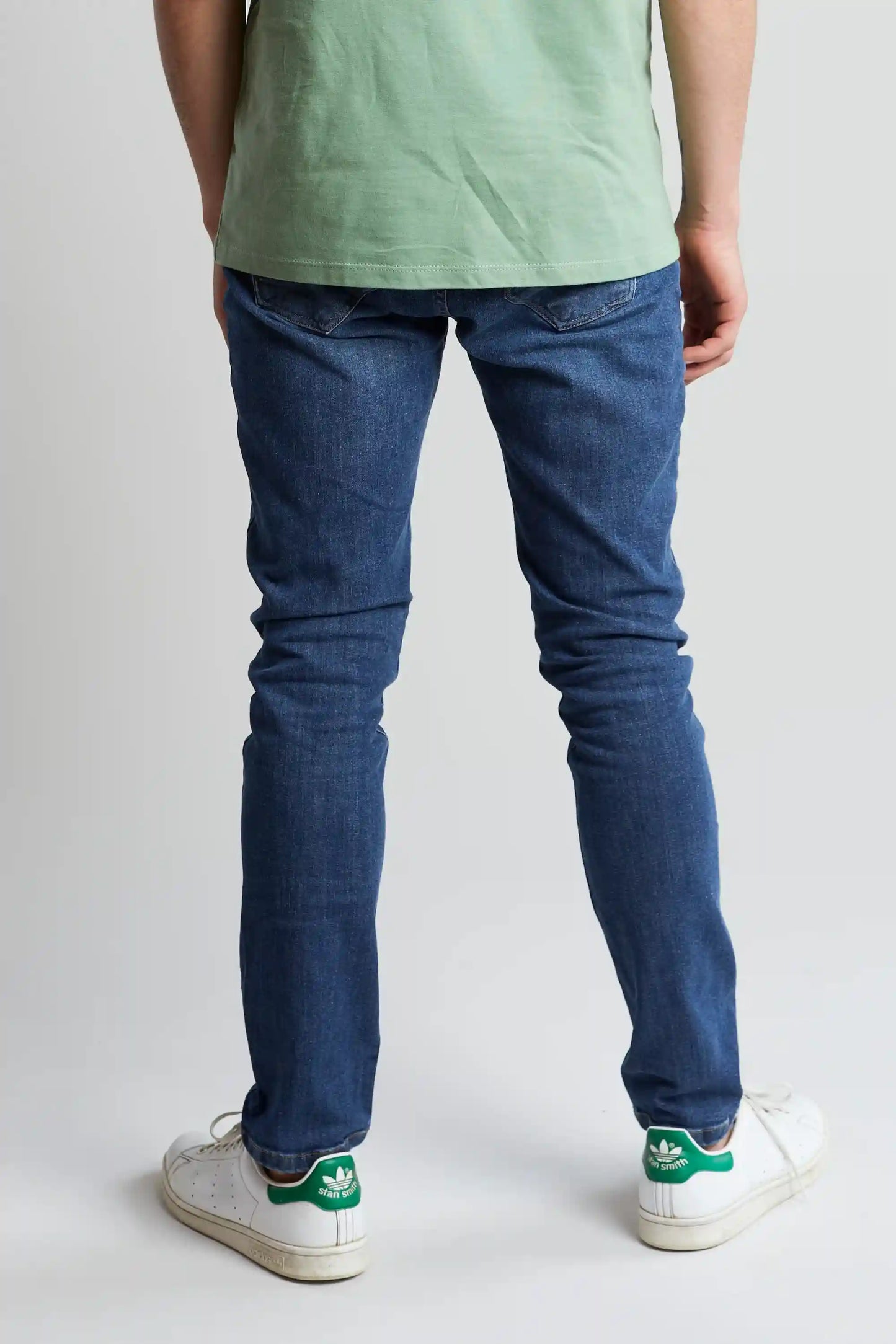 Jeans de hombre color azul claro slim fit algodón y spandex