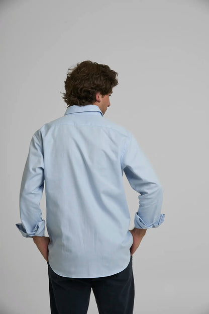 Camisa Hombre Oxford Azul Clara azul — camisa sostenible unisex hecha en Colombia, vista trasera | Cíclico