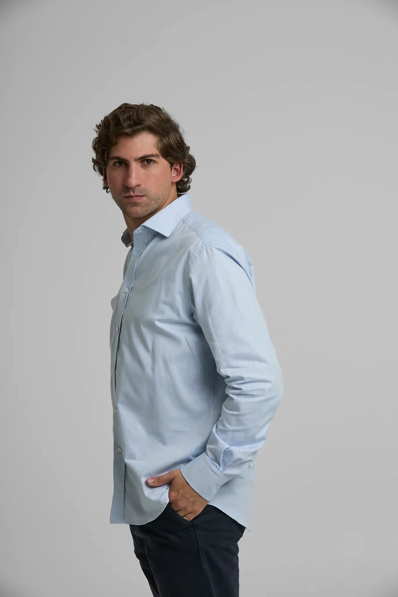 Camisa Hombre Oxford Azul Clara azul — camisa sostenible unisex hecha en Colombia, detalle | Cíclico