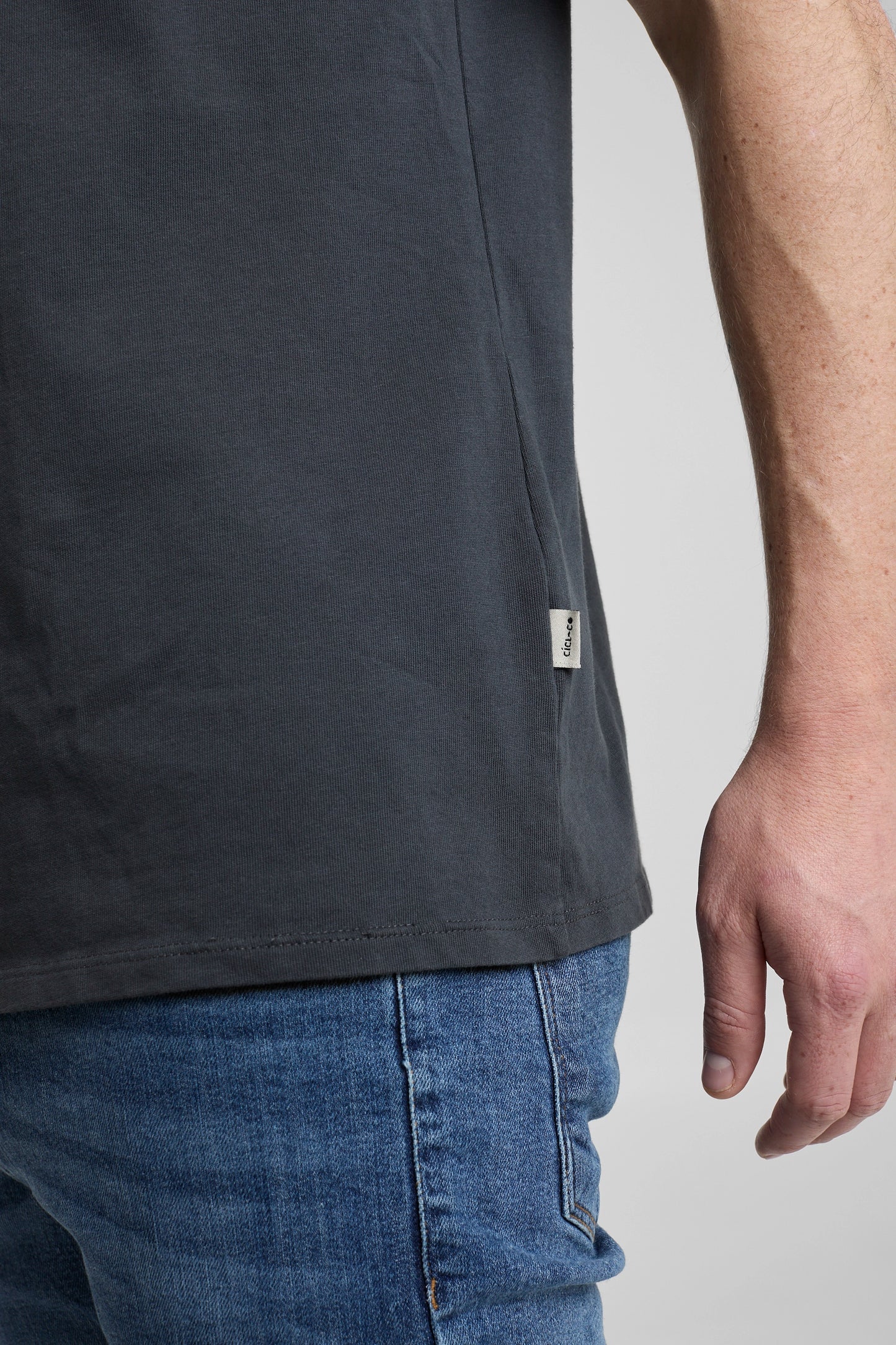 Camiseta básica gris oscuro