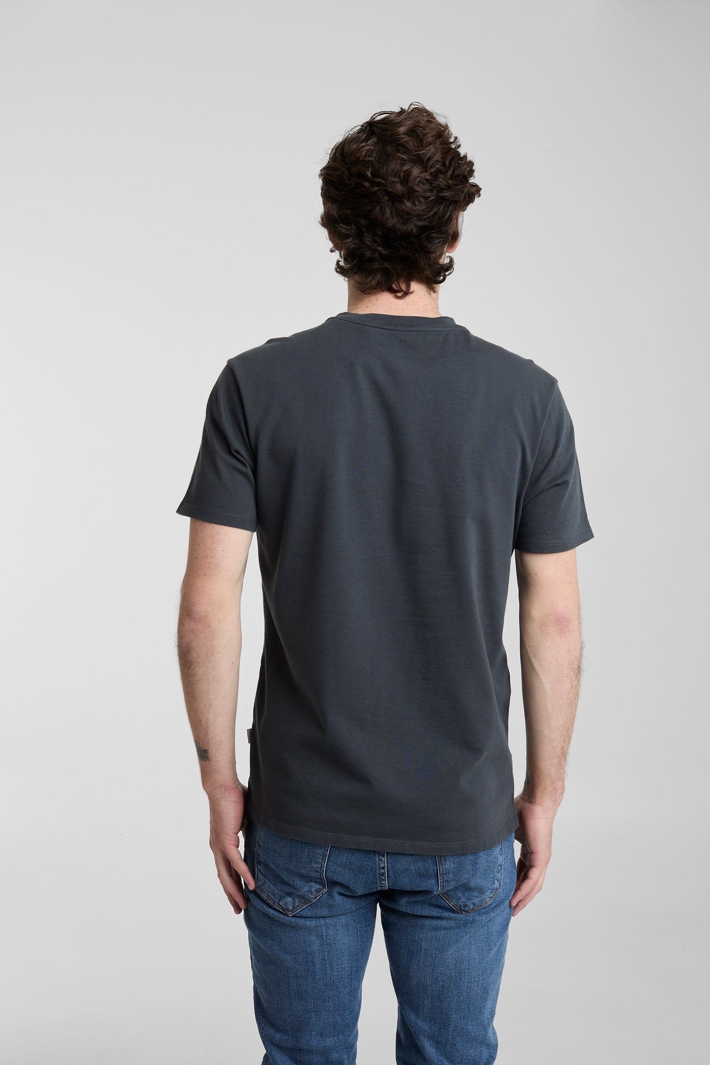 Camiseta básica gris oscuro