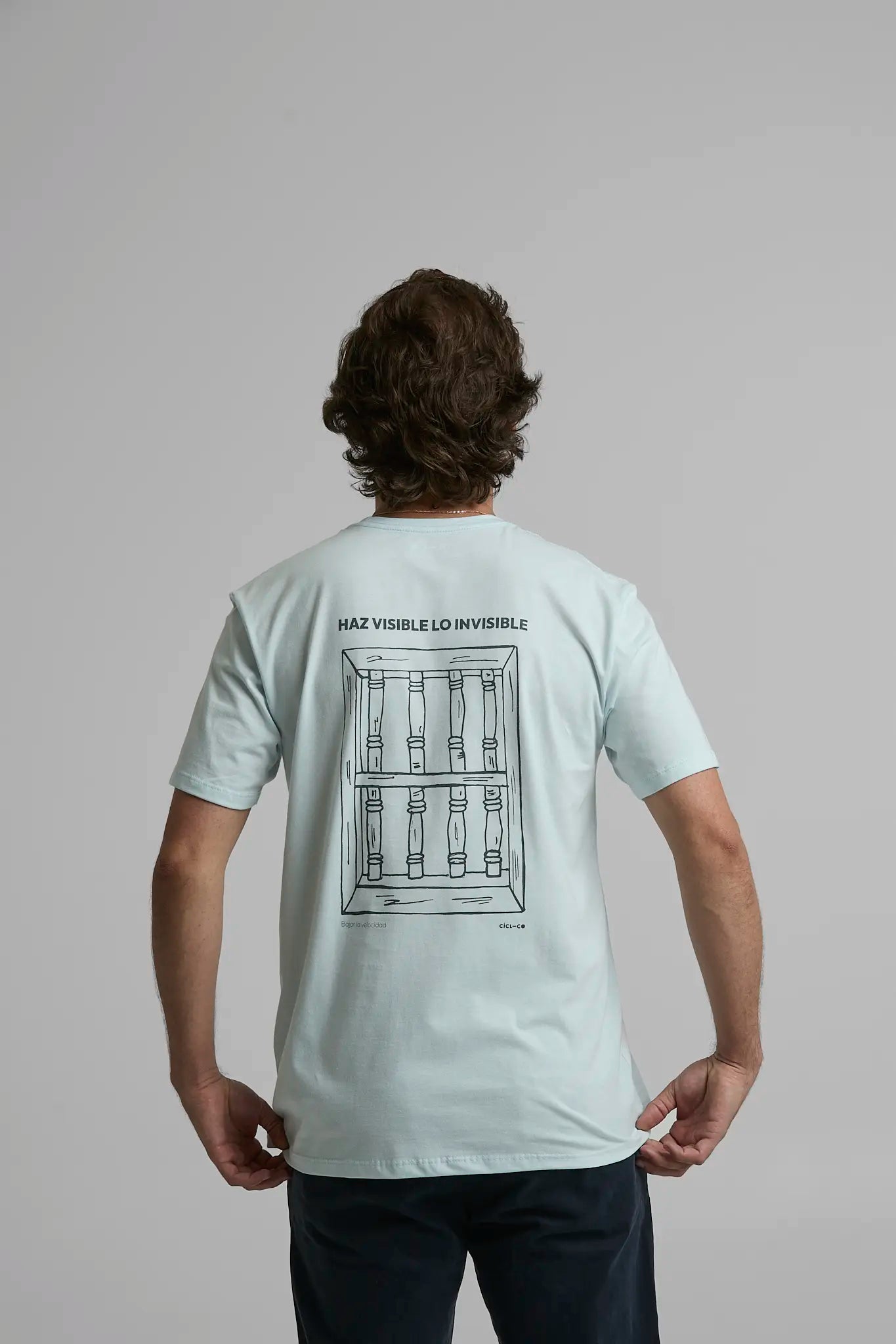 Camiseta Hombre Visible Lo Invisible Azul Claro azul — camiseta sostenible unisex hecha en Colombia, look completo | Cíclico