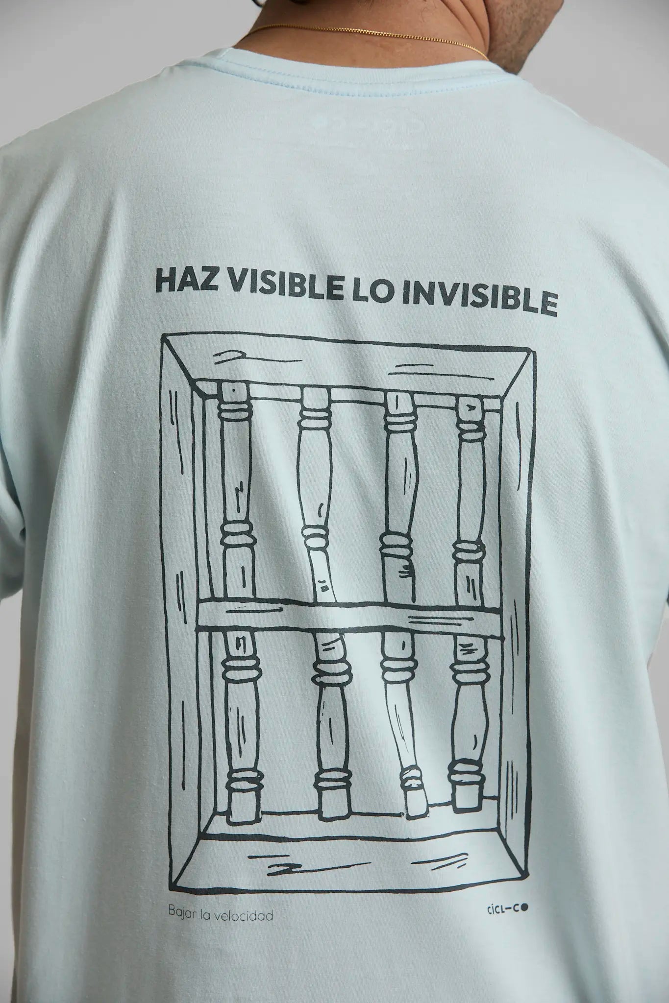Camiseta Hombre Visible Lo Invisible Azul Claro azul — camiseta sostenible unisex hecha en Colombia, detalle tejido | Cíclico