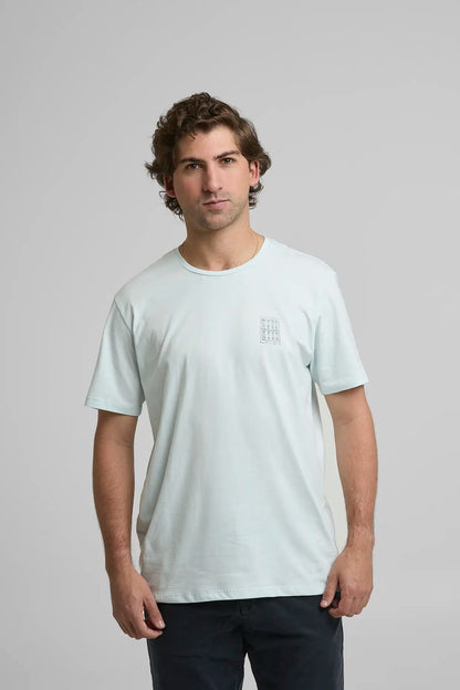 Camiseta Hombre Visible Lo Invisible Azul Claro azul — camiseta sostenible unisex hecha en Colombia, vista trasera | Cíclico