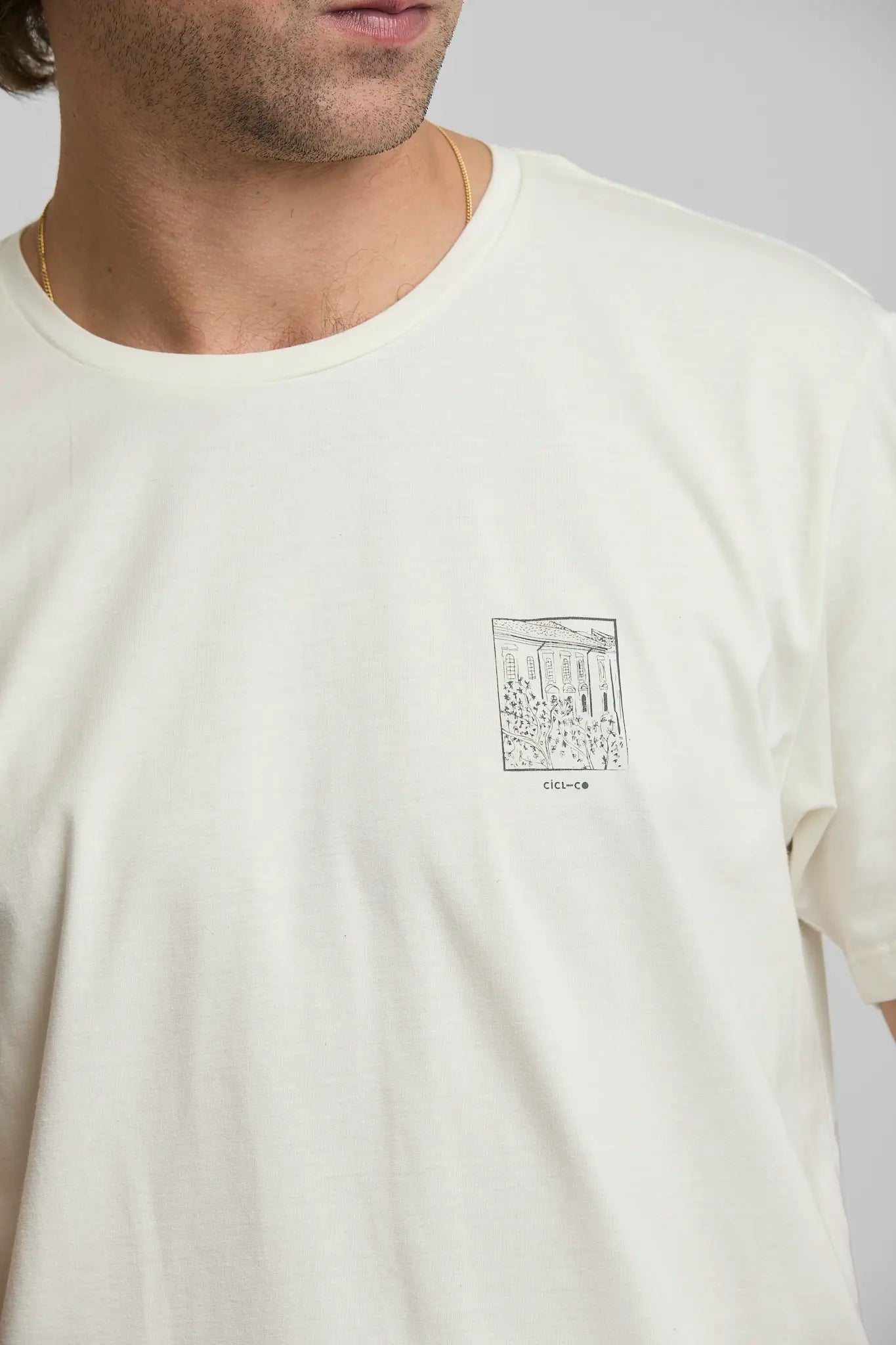 Camiseta Hombre Comienzo De Todo Crudo crudo — camiseta sostenible unisex hecha en Colombia, detalle | Cíclico