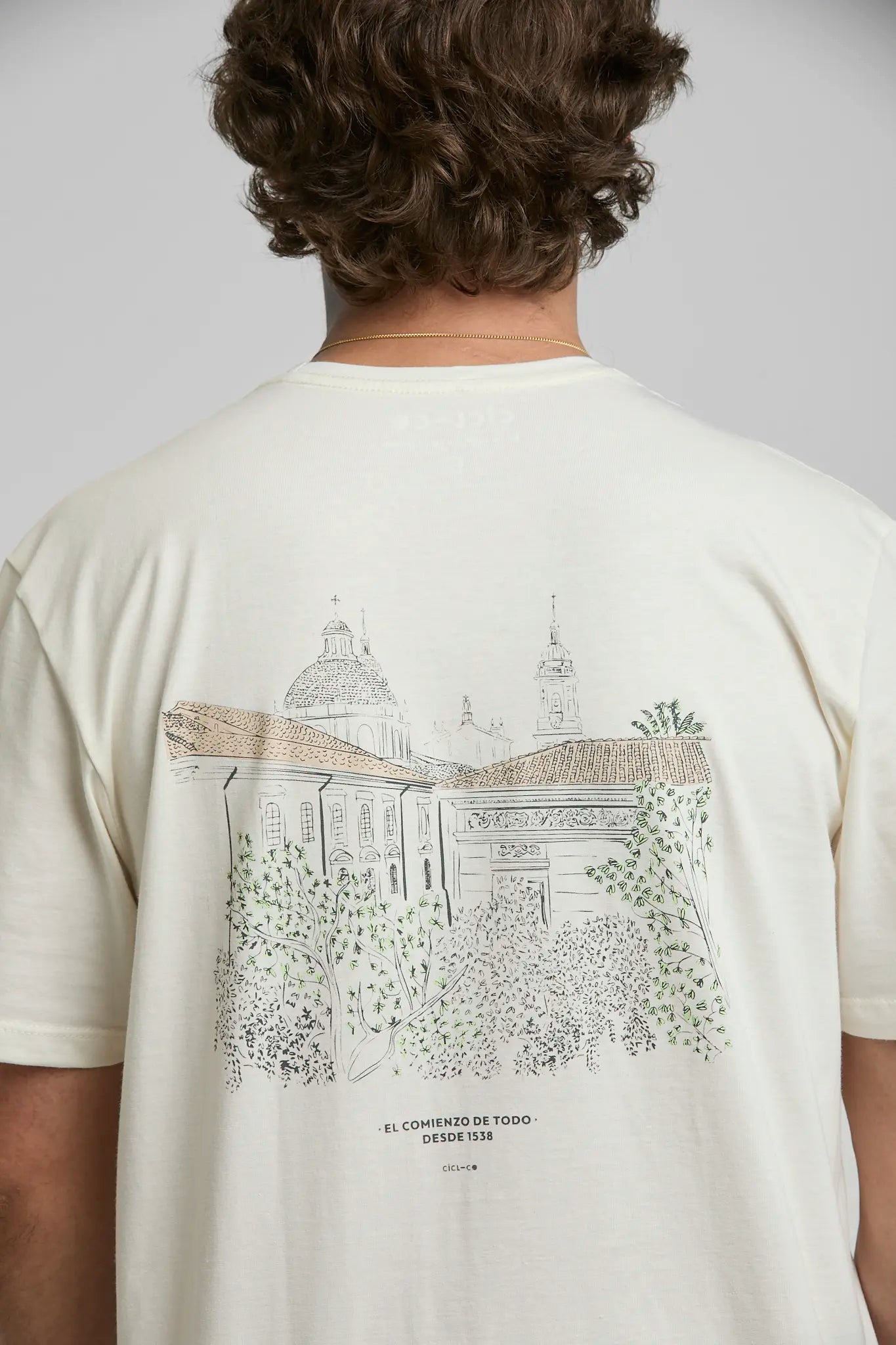 Camiseta El Comienzo de Todo crudo — camiseta sostenible unisex hecha en Colombia, vista frontal | Cíclico