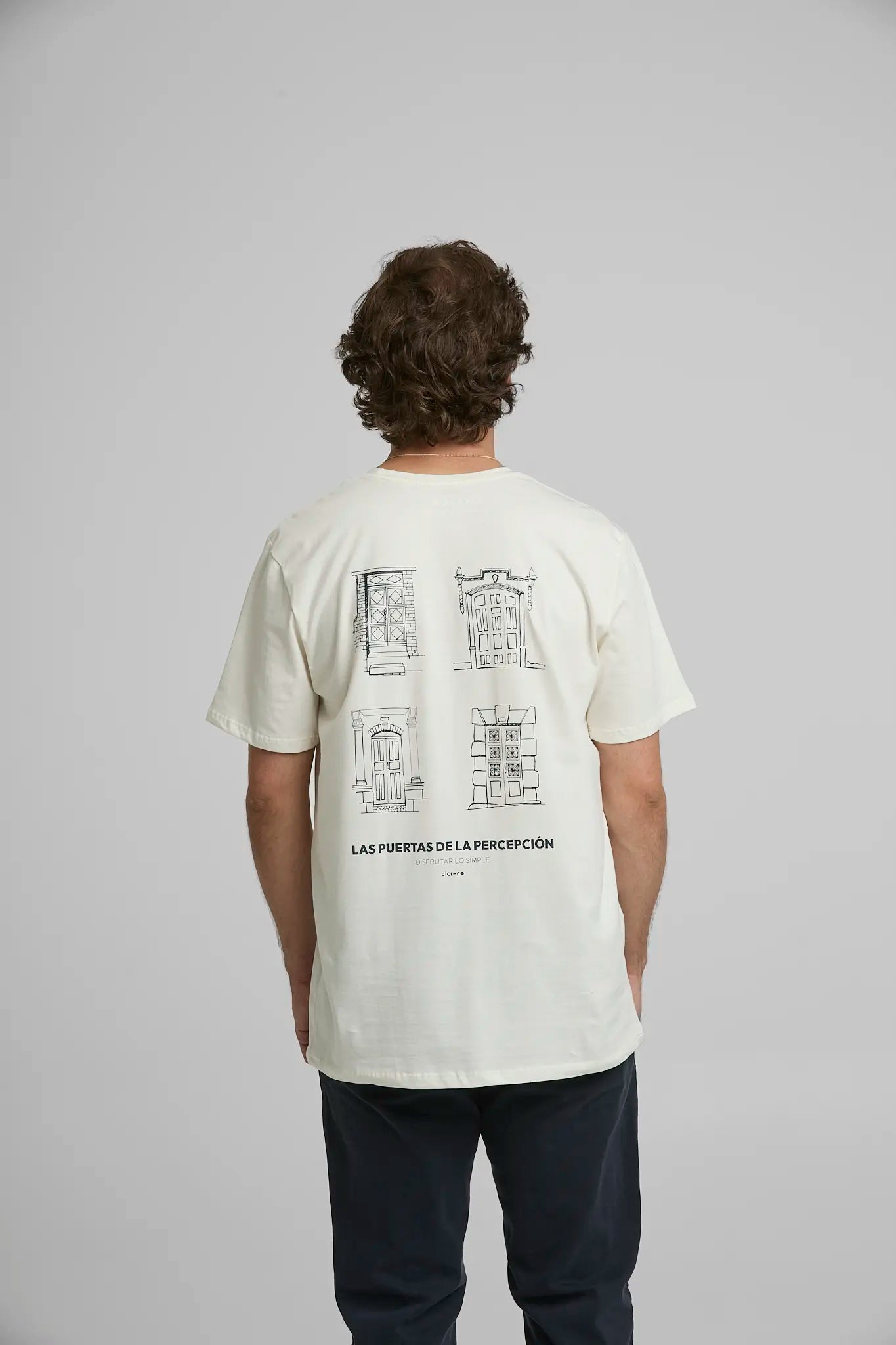 Camiseta Hombre Todo Esta Pasando Crudo crudo — camiseta sostenible unisex hecha en Colombia, vista trasera | Cíclico