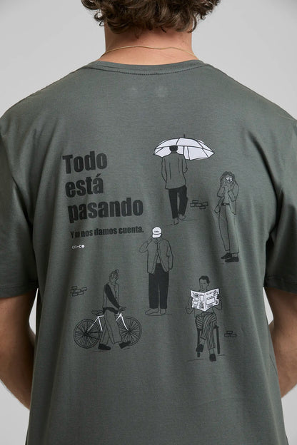 Camiseta Todo está Pasando Gris