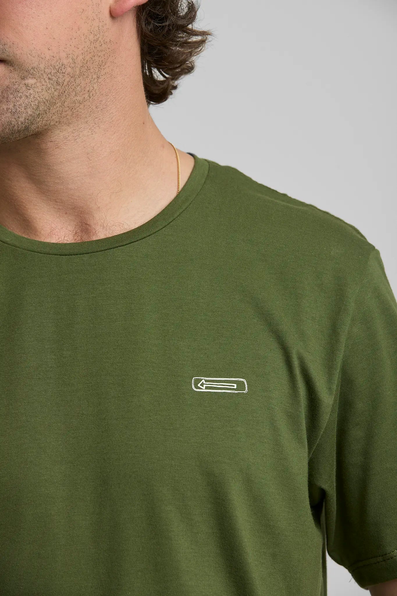 Camiseta Hombre Mirar Dos Veces Verde Mil verde — camiseta sostenible unisex hecha en Colombia, detalle | Cíclico