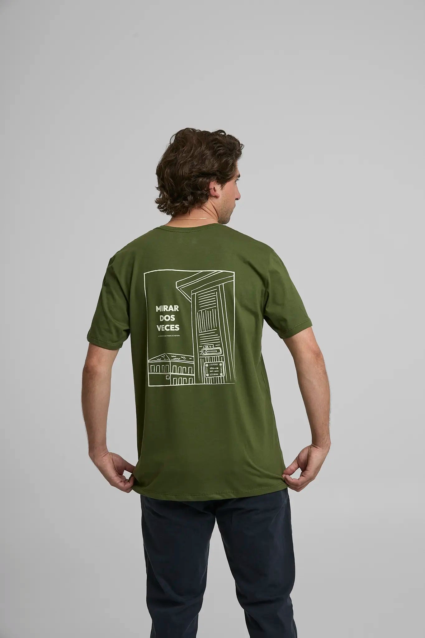 Camiseta Hombre Mirar Dos Veces Verde Mil verde — camiseta sostenible unisex hecha en Colombia, vista | Cíclico