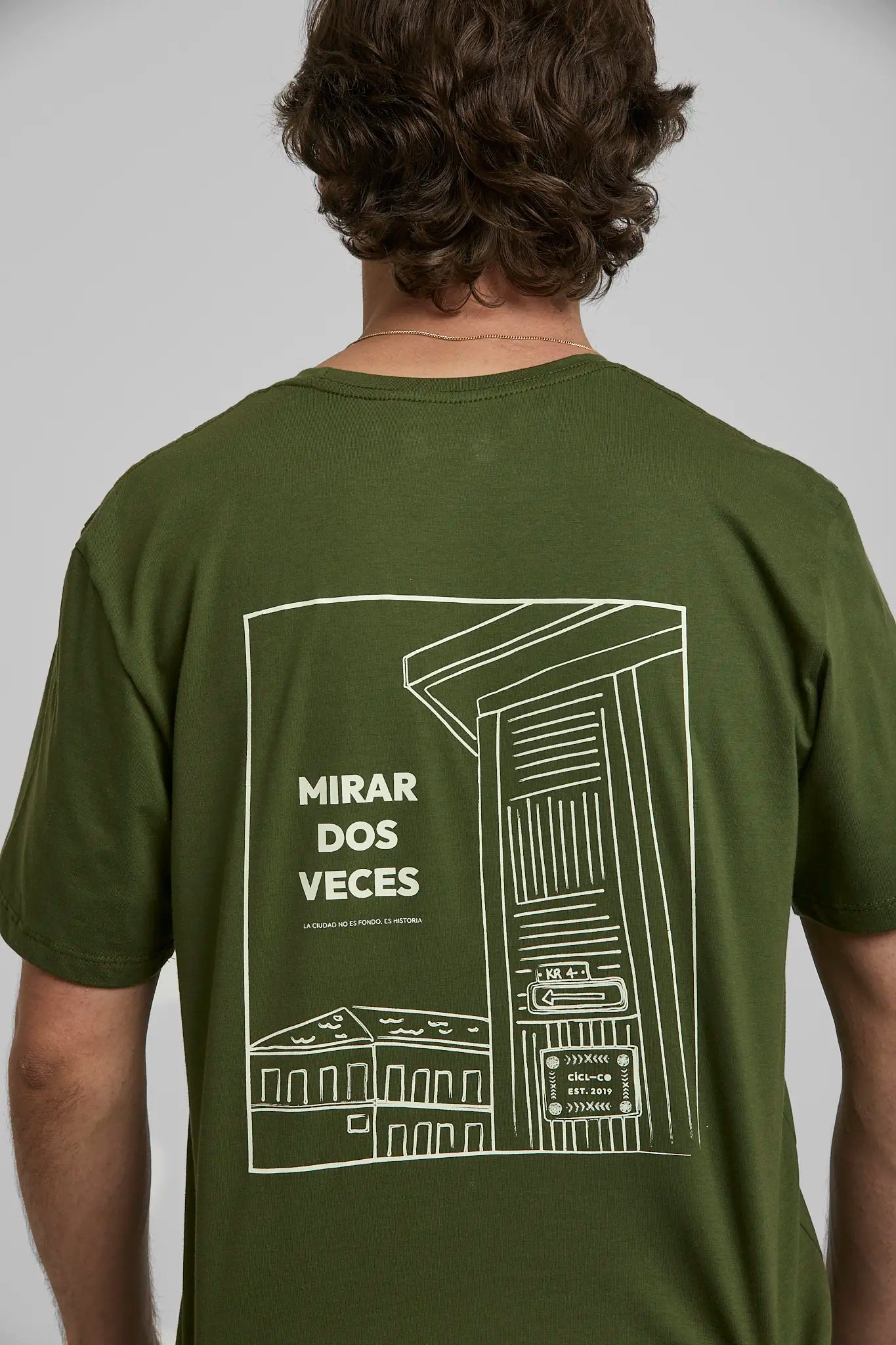 Camiseta Hombre Mirar Dos Veces Verde Mil verde — camiseta sostenible unisex hecha en Colombia, vista trasera | Cíclico