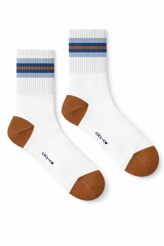 Medias Cortas Blanco Rayas Celeste y Naranja blanco — medias sostenible unisex hecha en Colombia, vista frontal | Cíclico