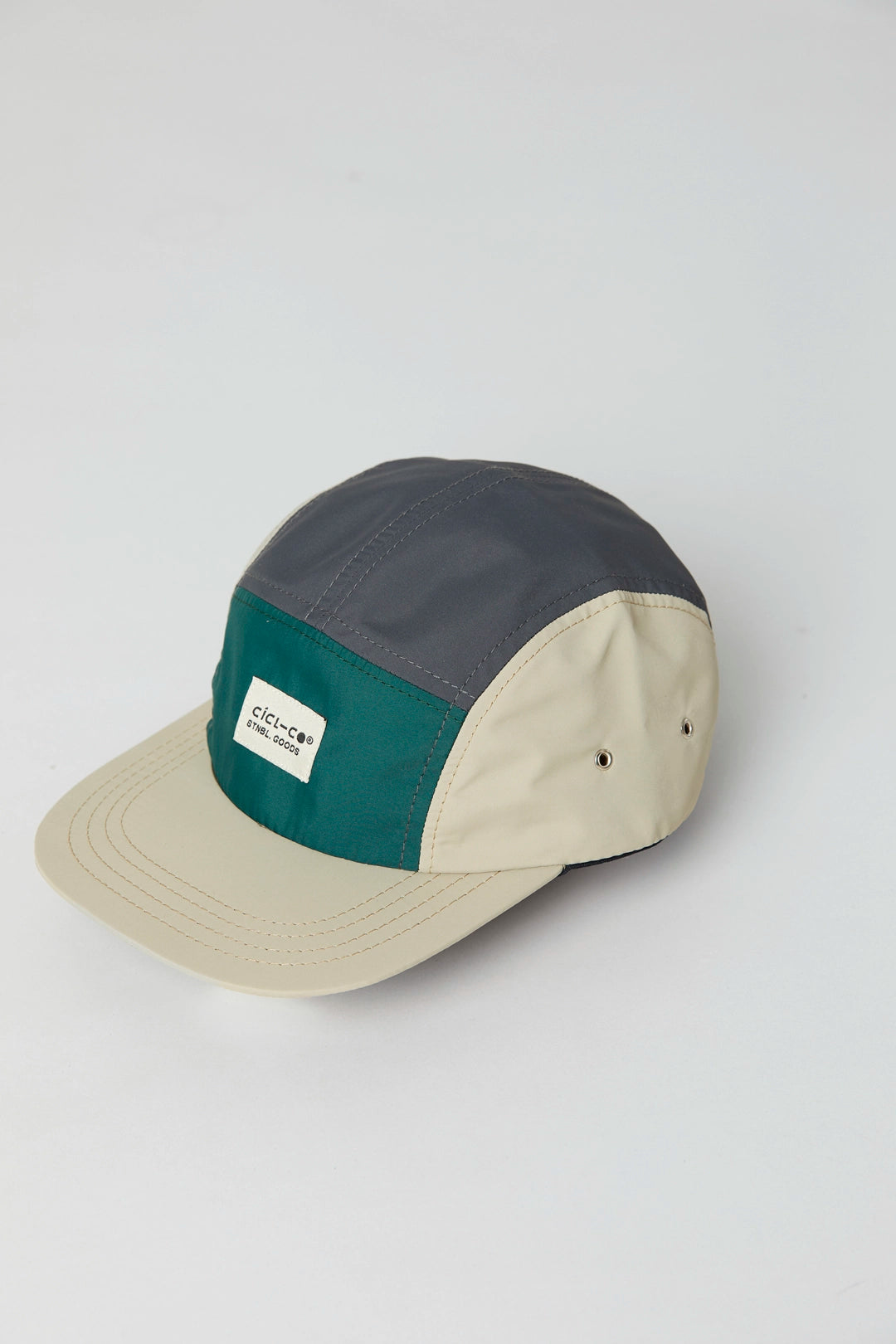 Gorra 5 panel tricolor verde