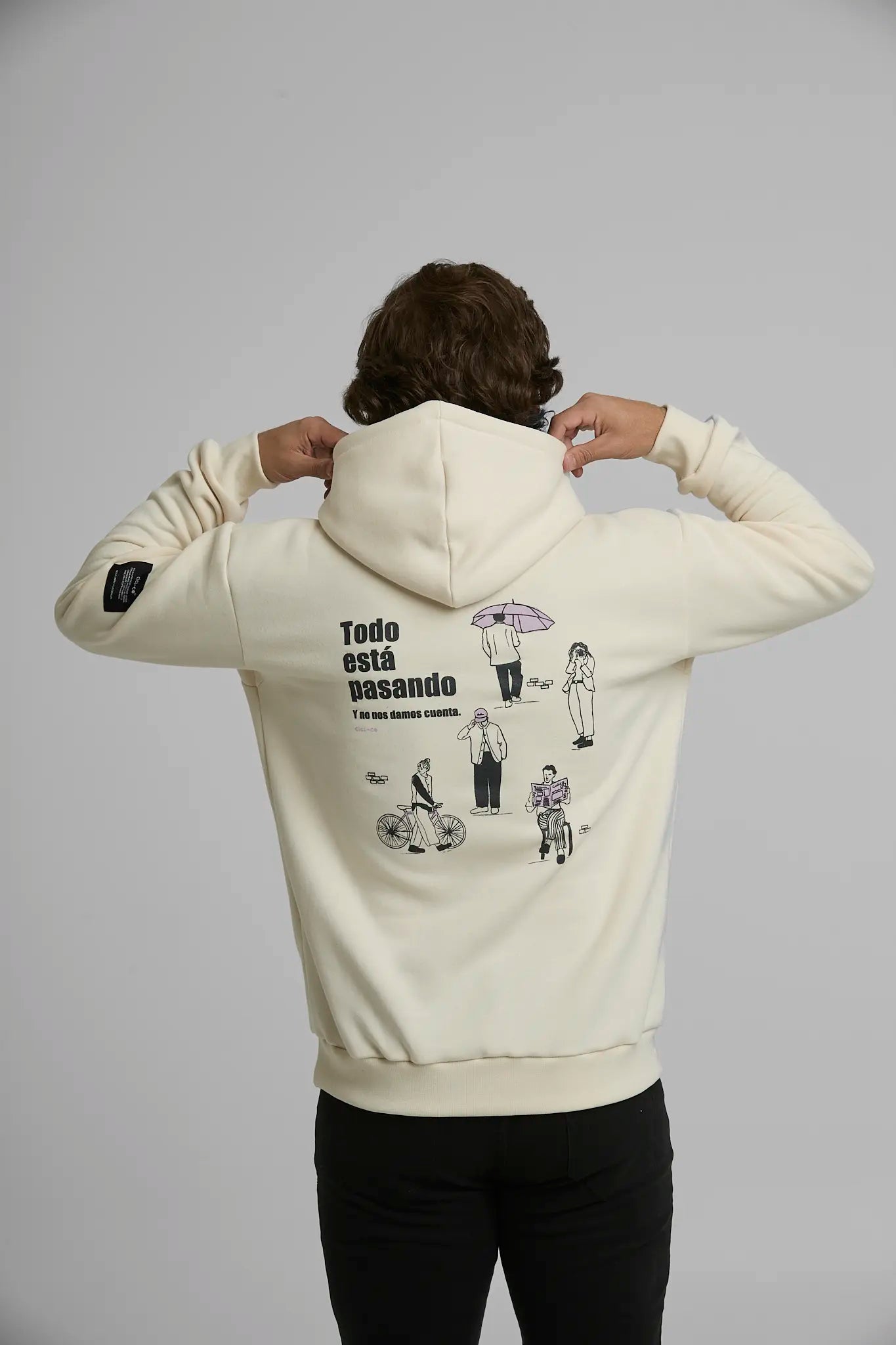 Hoodies Cerrado Todo Esta Pasando — hoodie sostenible unisex hecha en Colombia, detalle | Cíclico