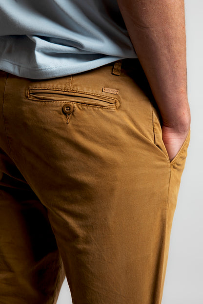 Pantalón de hombre color café Slim fit algodón y spandex