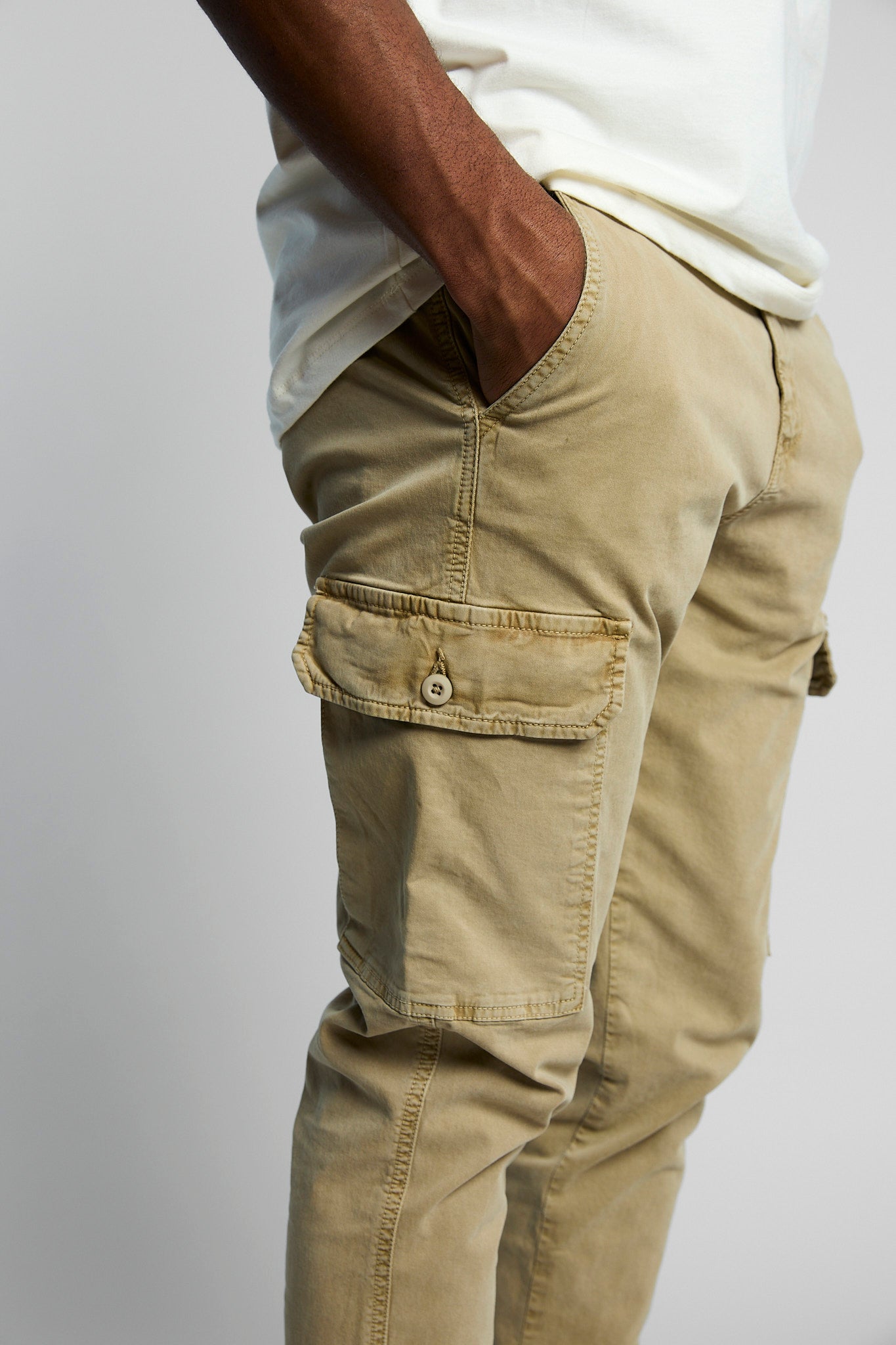 Pantalon cargo de hombre color  beige  slim fit algodón y spandex