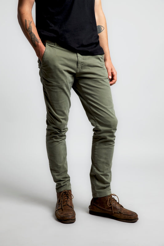 Pantalón de hombre color verde militar Slim fit algodón y spandex