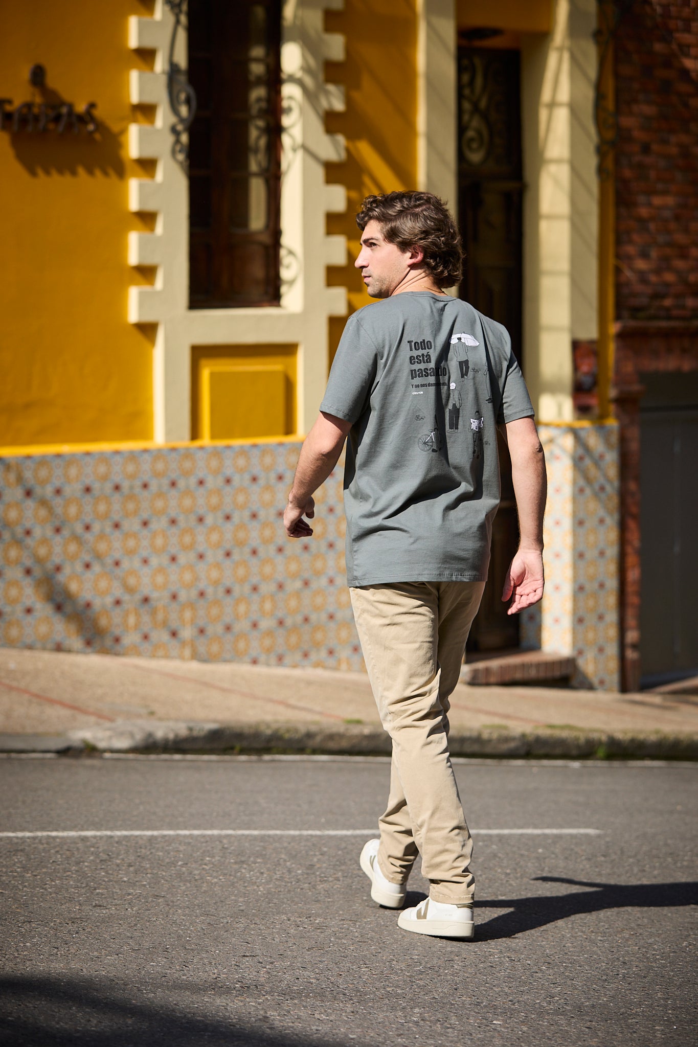 Camiseta Todo está Pasando Gris