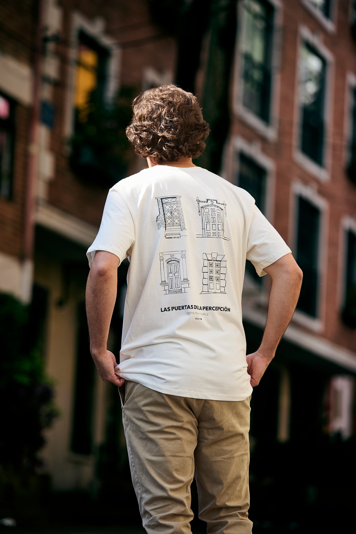 Camiseta Hombre Todo Esta Pasando Crudo crudo — camiseta sostenible unisex hecha en Colombia, detalle | Cíclico
