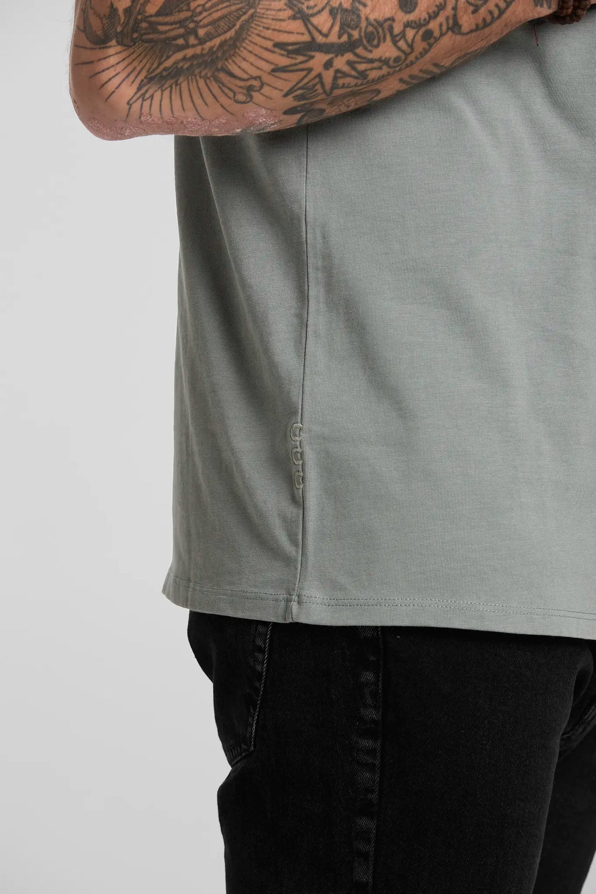Camiseta básica gris clásico