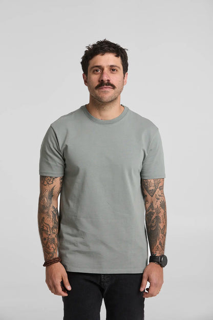 Camiseta básica gris clásico