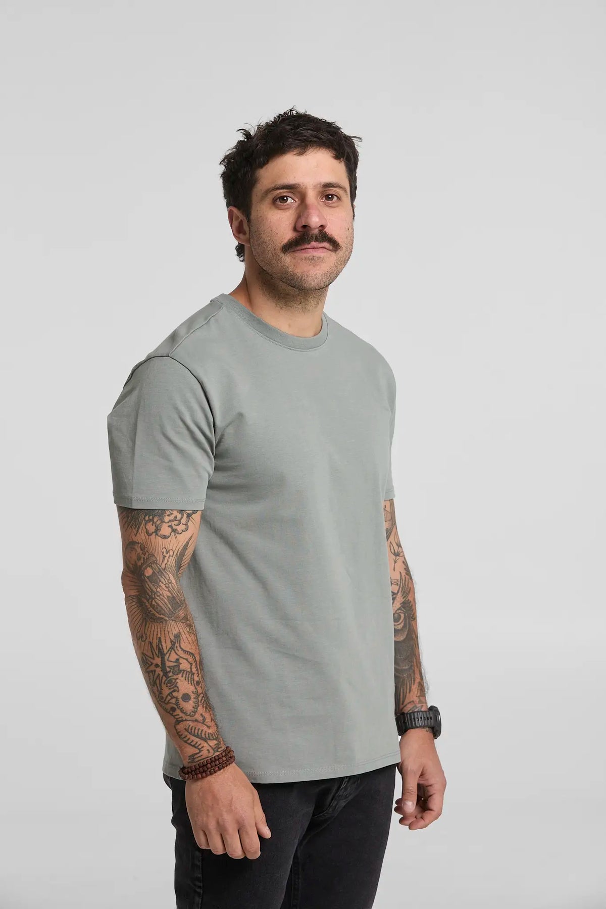 Camiseta básica gris clásico