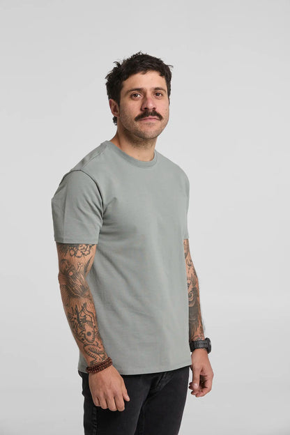 Camiseta básica gris clásico