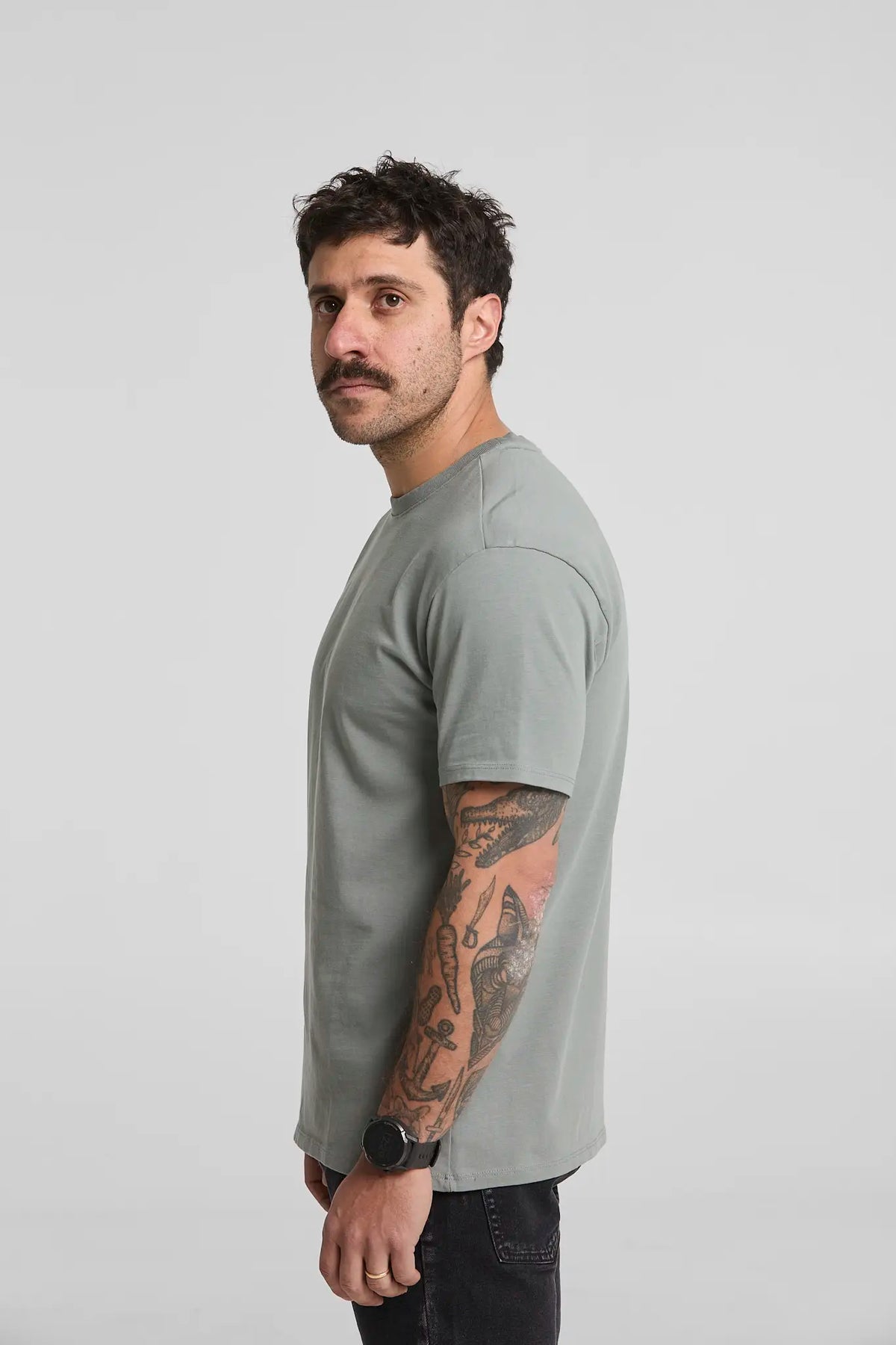 Camiseta básica gris clásico