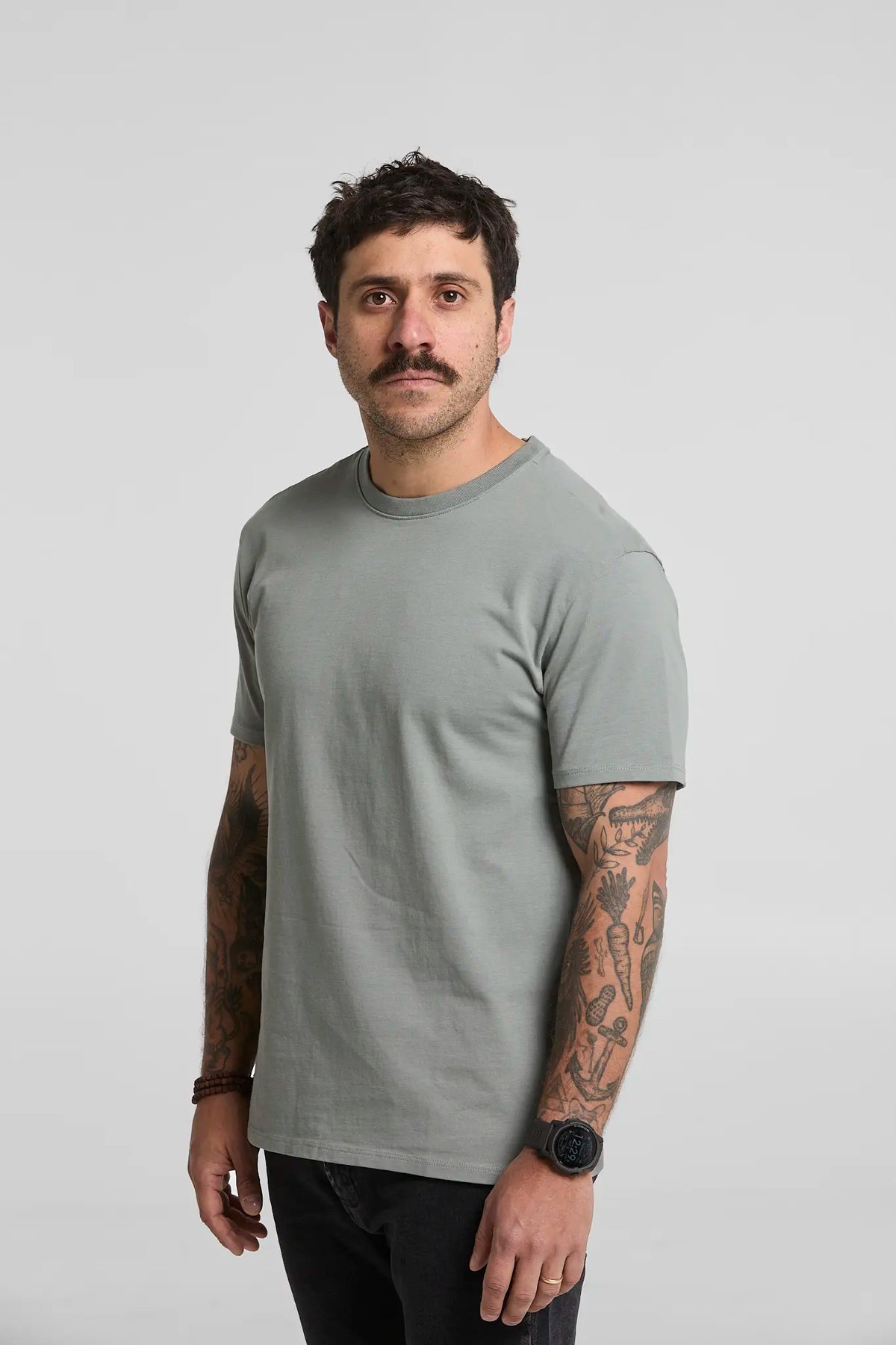 Camiseta básica gris clásico