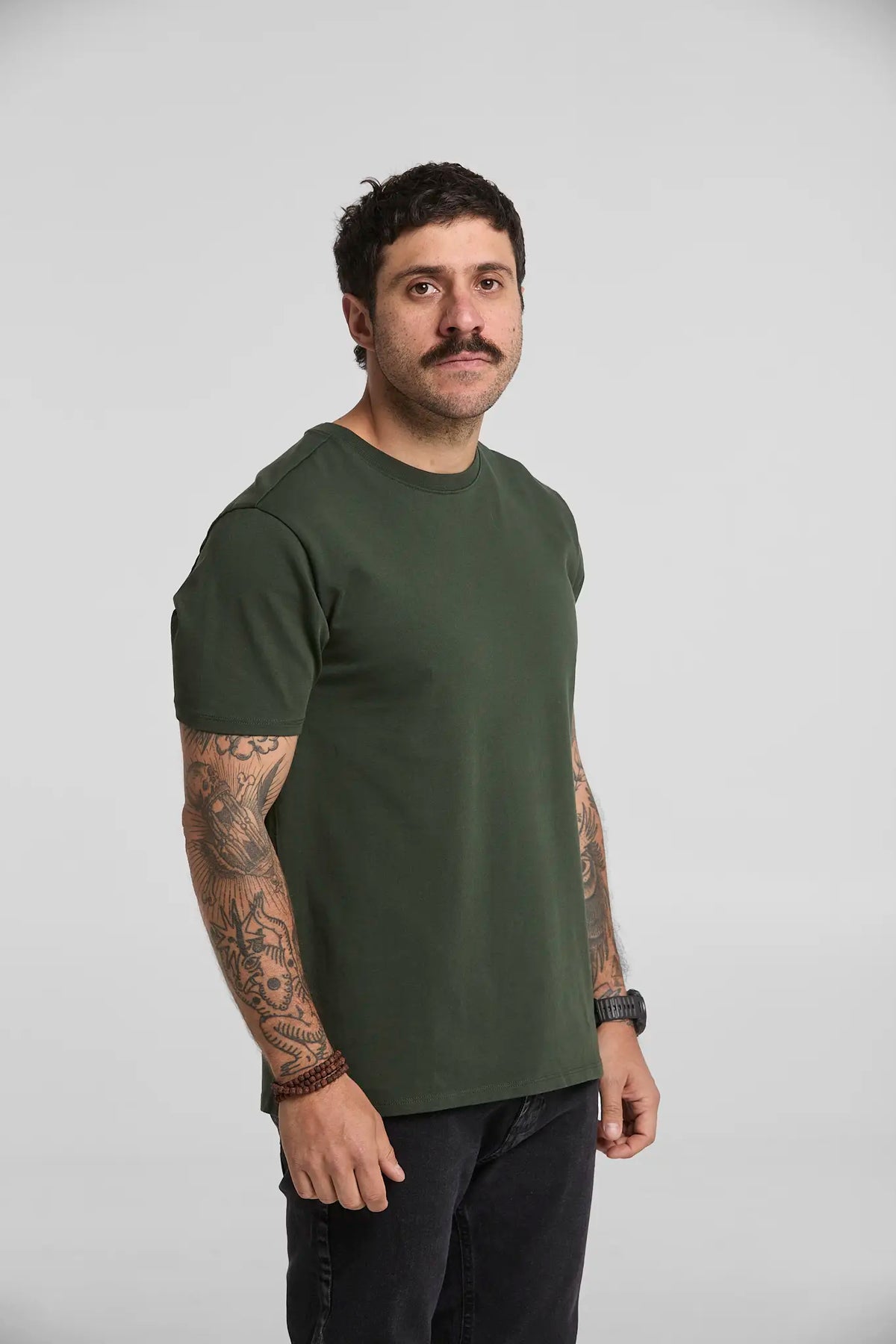 Camiseta básica verde militar