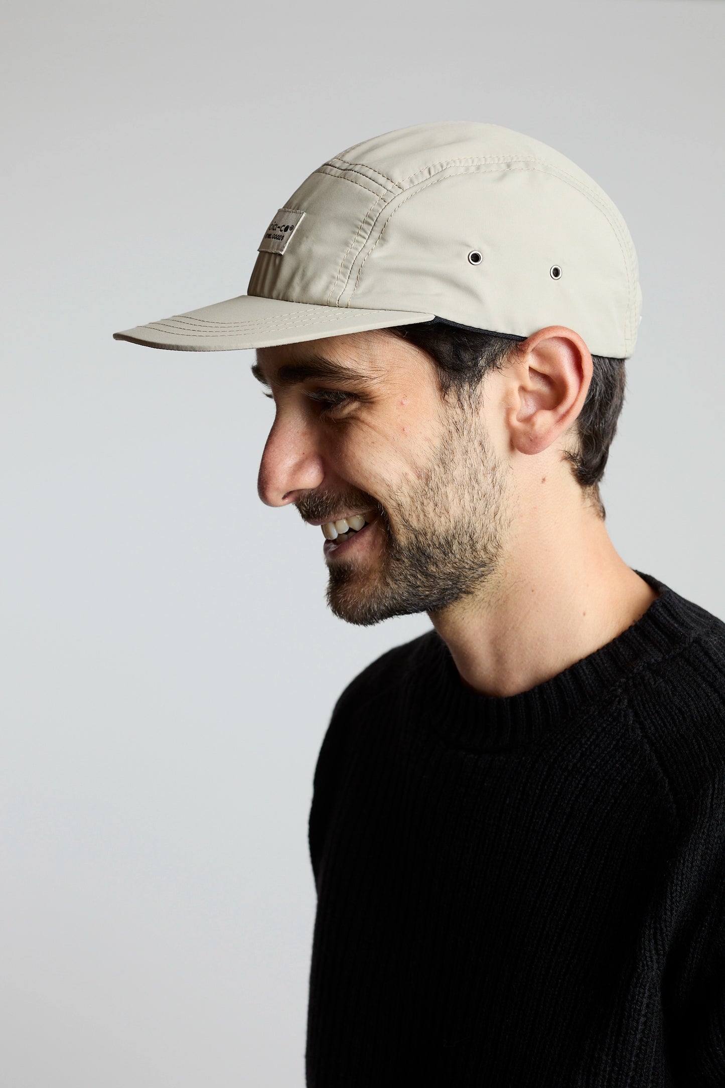 Gorra 5 panel beige