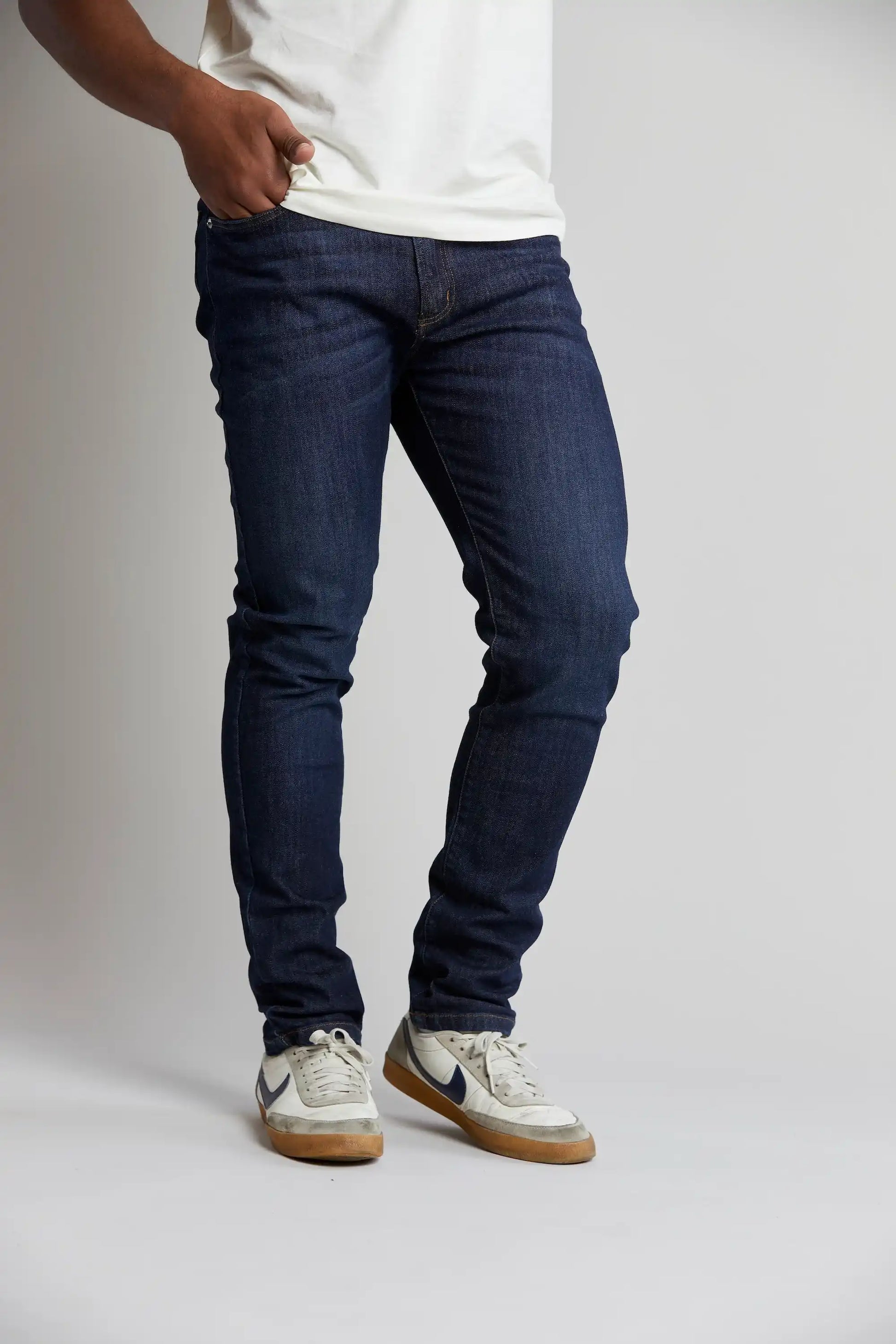 Jeans de hombre color azul oscuro  slim fit algodón y spandex